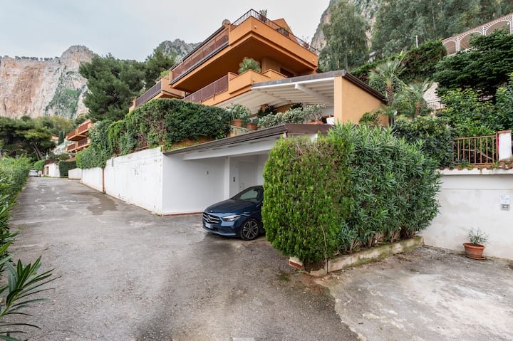 Addaura Home um terraço com vista para o mar