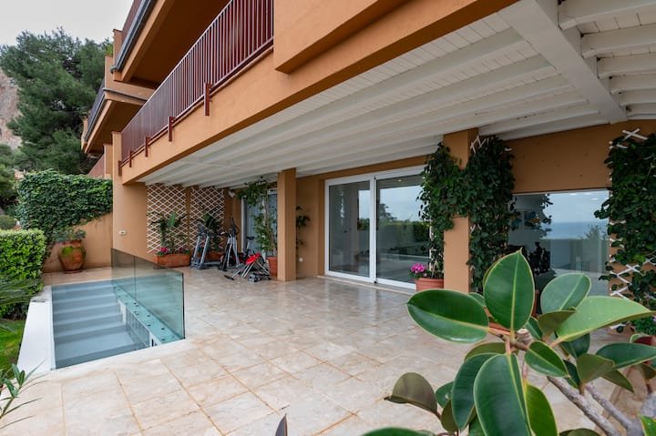 Addaura Home um terraço com vista para o mar