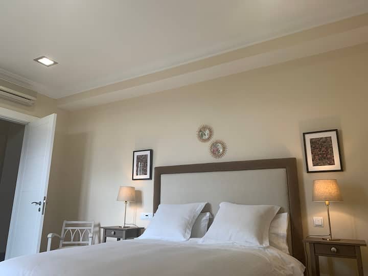 APARTAMENTO PRIVADO 200 m/2. DENTRO DA GRANDE CASA URBANA DE LUXO