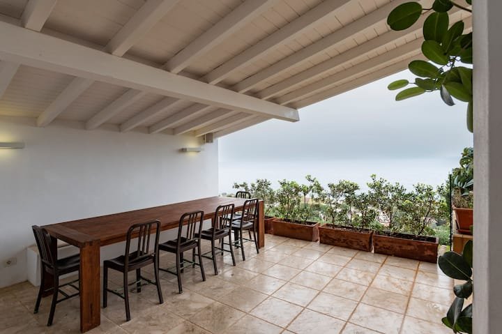 Addaura Home um terraço com vista para o mar