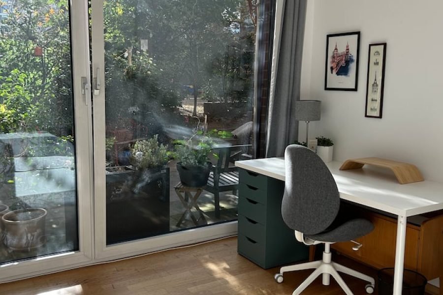 Quarto aconchegante com terraço e banheiro