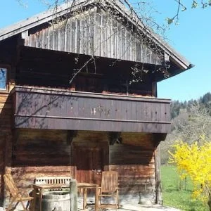 Casa de madeira isolada em local muito tranquilo