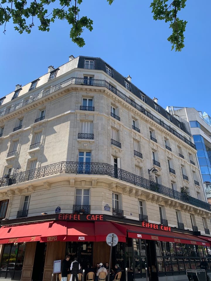 Quarto com deslumbrante Torre Eiffel e vista para o Sena!