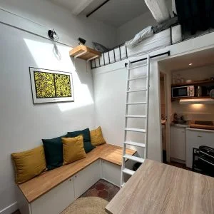 Quarto independente com cozinha e banheiro