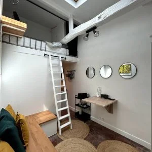 Quarto independente com cozinha e banheiro