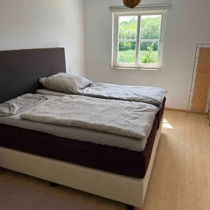 Tão verde no meio de Berlim! Para o S-Bahn e metrô 7 min!