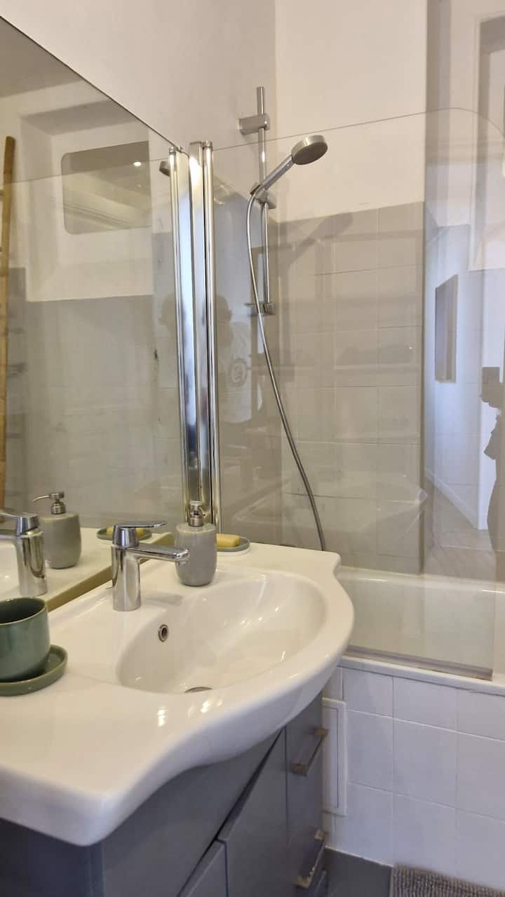 Quarto com deslumbrante Torre Eiffel e vista para o Sena!