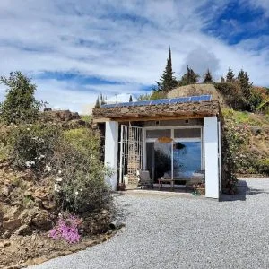 O estúdio na Finca la Vida com vista para o mar