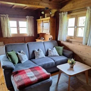 Casa de madeira isolada em local muito tranquilo