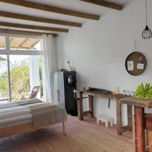 O estúdio na Finca la Vida com vista para o mar