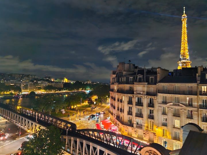 Quarto com deslumbrante Torre Eiffel e vista para o Sena!