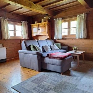 Casa de madeira isolada em local muito tranquilo